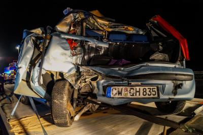 Leonberg A8: LKW kollidiert mit Pannen PKW auf der Autobahn.